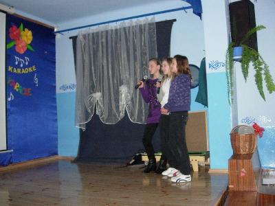 Nasze dziewczeta w konkursie karaoke.jpg